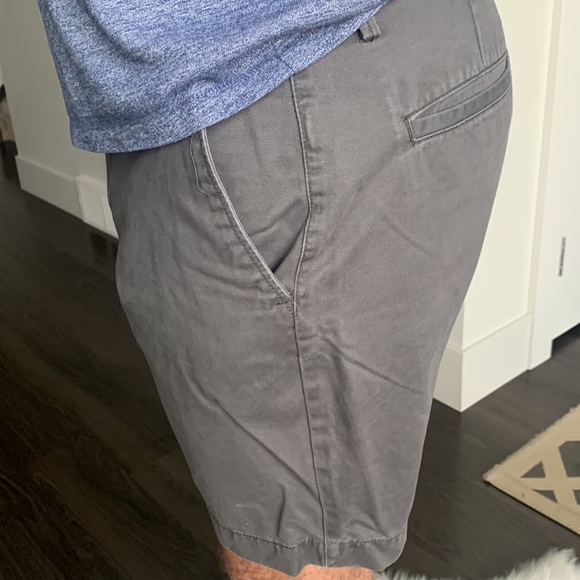 GAP Mens Khaki Shorts - Picture 3 of 5